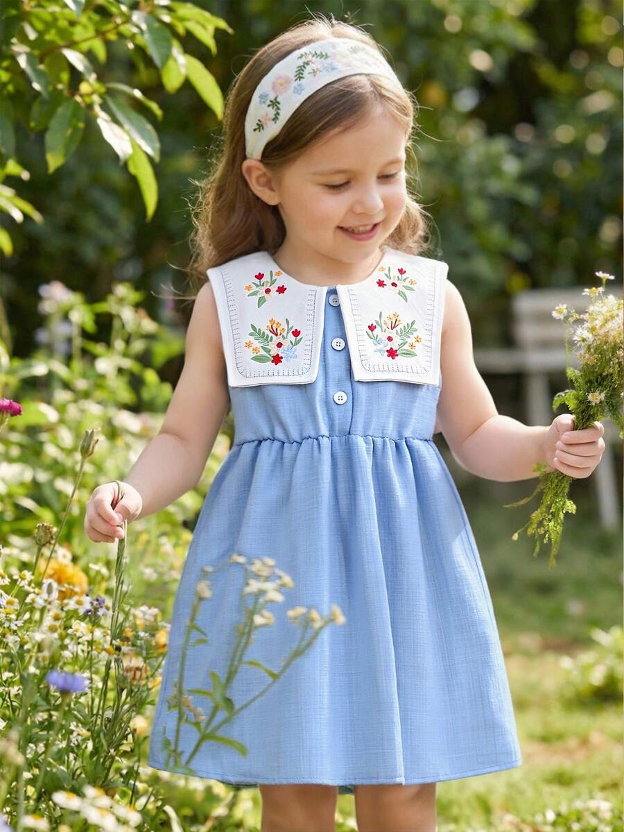 SHEIN Vintaside Kids Đầm không tay màu xanh dương cho bé gái, chất liệu vải mềm mại, thân thiện với da, cổ áo thêu hoa nhiều màu sắc, thiết kế cài cúc đơn giản phía trước, eo xếp ly tạo dáng xòe, dáng rộng rãi thoải mái, thích hợp mặc hàng ngày vào mùa xuân/hè, đi công viên, chơi cùng bạn bè, đến trường mầm non, dự tiệc sinh nhật, dã ngoại ngoài trời. - Màu xanh lam - Xem 1