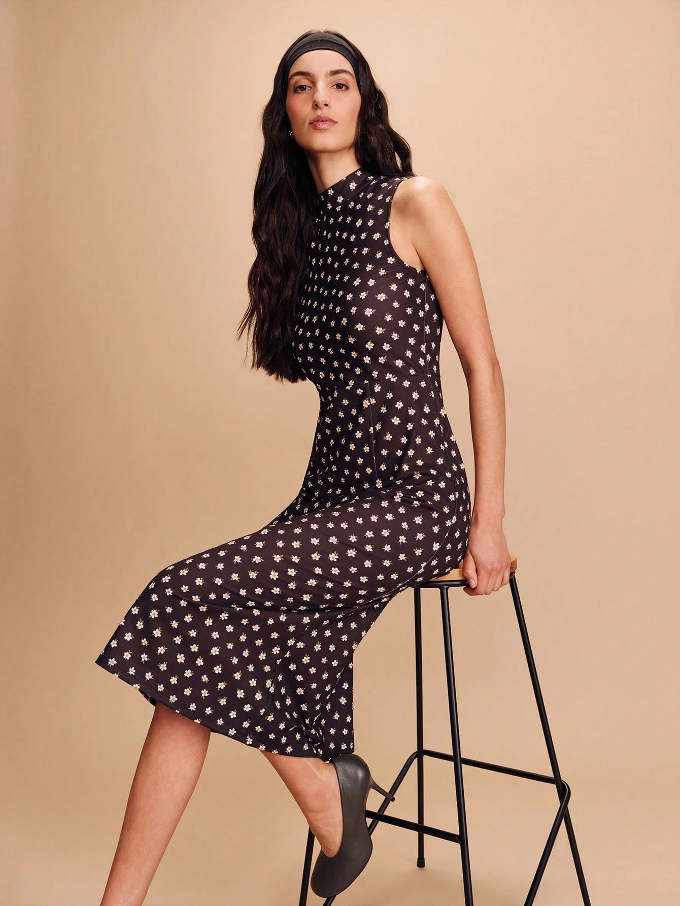 Robe longue noire sans manches avec col montant - Chic et intemporel