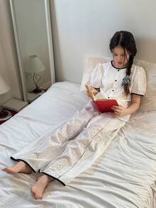 DAZY 少女花卉刺绣圆领花瓣袖纽扣上衣和裤子睡衣套装 - 米色 - 查看 6