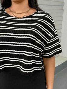 SHEIN Essnce 大码女装春夏时尚休闲宽松舒适日常杏色条纹短袖露脐上衣和黑色马甲长裙两件套，适合机场穿搭、外出服、返校季、开学季、居家休闲等场合。 - 黑色 - 查看 7