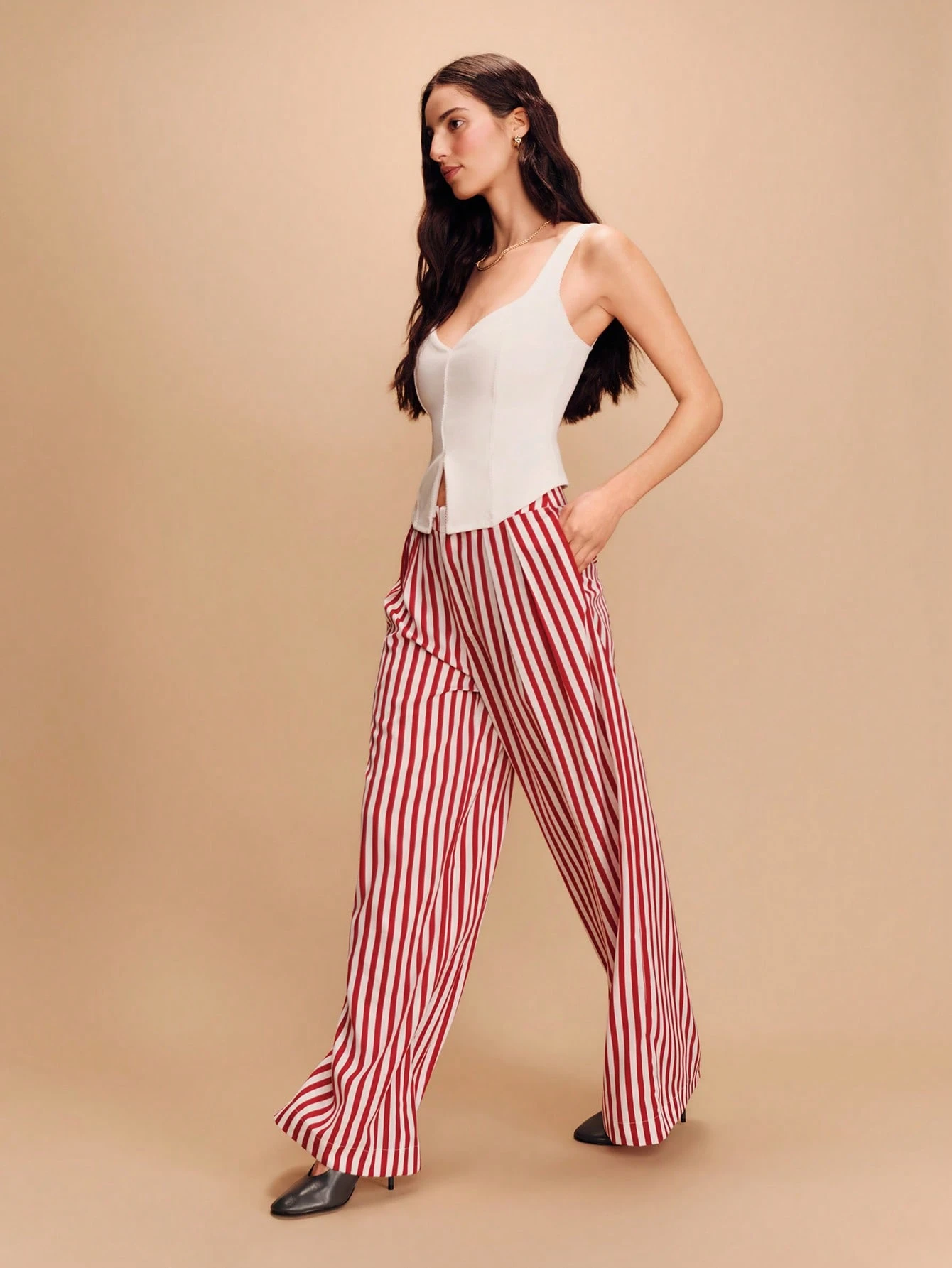 Rot und cremefarbene gestreifte Schlaghose, fließende Hose, schicke Hose im Frühlings-/Sommerstil, französischer Stil, Pariser Stil, Business-Lässig, gestreifte Hose, rot gestreifte Hose, Schlaghose, Urlaubskleidung, Damenhose