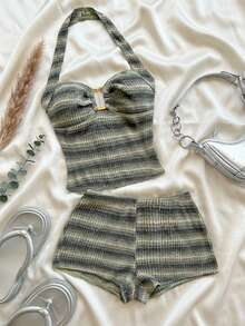 SHEIN PETITE Bộ đồ 2 món dành cho nữ: áo crop top buộc dây cổ yếm và quần short siêu ngắn, chất liệu vải dệt sọc, đính kim loại, thích hợp cho tiệc tùng, Giáng sinh, hẹn hò, hộp đêm, bãi biển, du thuyền, tiệc trà chiều, phong cách Bohemian, Boho, kỳ nghỉ, mùa thu. - màu xanh lá - Xem 2