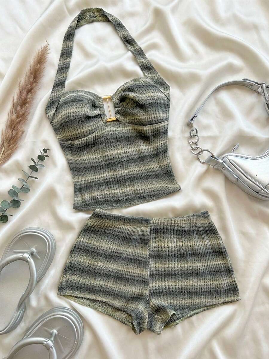 SHEIN PETITE Bộ đồ 2 món dành cho nữ: áo crop top buộc dây cổ yếm và quần short siêu ngắn, chất liệu vải dệt sọc, đính kim loại, thích hợp cho tiệc tùng, Giáng sinh, hẹn hò, hộp đêm, bãi biển, du thuyền, tiệc trà chiều, phong cách Bohemian, Boho, kỳ nghỉ, mùa thu.