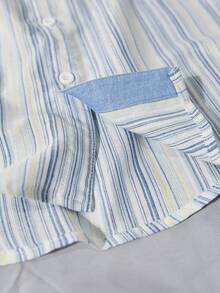 Manfinity Homme 男士条纹印花纽扣前开襟休闲短袖衬衫，男士复古风，适合日常休闲、周末旅行、户外活动、探险旅行、轻松的工作环境或半正式场合，可作为男友/丈夫礼物、周年纪念/生日礼物、派对、夏季假期、婚礼、春夏交替、狂欢节等场合穿着。男士休闲条纹短袖衬衫，蓝白黄竖条纹，纽扣领设计。男士蓝色条纹衬衫，男士夏季衬衫，男士短袖衬衫，男士复古衬衫，男士休闲衬衫。 - 藍白色 - 查看 5