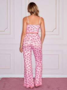 SweetSlumber Conjunto de pijama de mujer con top corto ajustado de encaje con parches de corazón y estampado de la letra "SLEEP" en contraste de color, y pantalones acampanados cómodos - Rosa - Ver 2