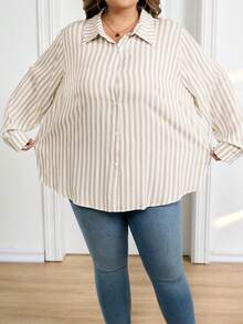 SHEIN CURVE+ Camisa abierta a rayas de color caqui claro talla grande, camisa elegante para mujer de oficina - Multicolor - Ver 11