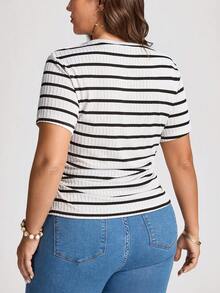 Comfylo Camiseta casual de mujer talla grande con cuello redondo, manga corta, a rayas y plisada - Blanco y Negro - Ver 2