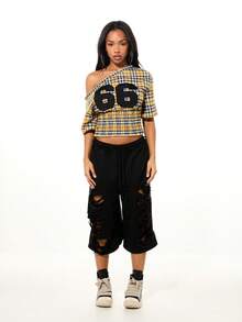 SUMWON WOMEN Áo croptop trễ vai kẻ caro với eo chun và họa tiết in số, kiểu dáng thời trang thường ngày. - Màu vàng - Xem 3