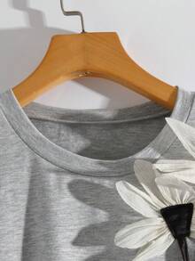 Franclia Tricou de vară pentru femei, cu mânecă scurtă și guler rotund, cu decor floral 3D, casual - Gri - Vizualizare 3