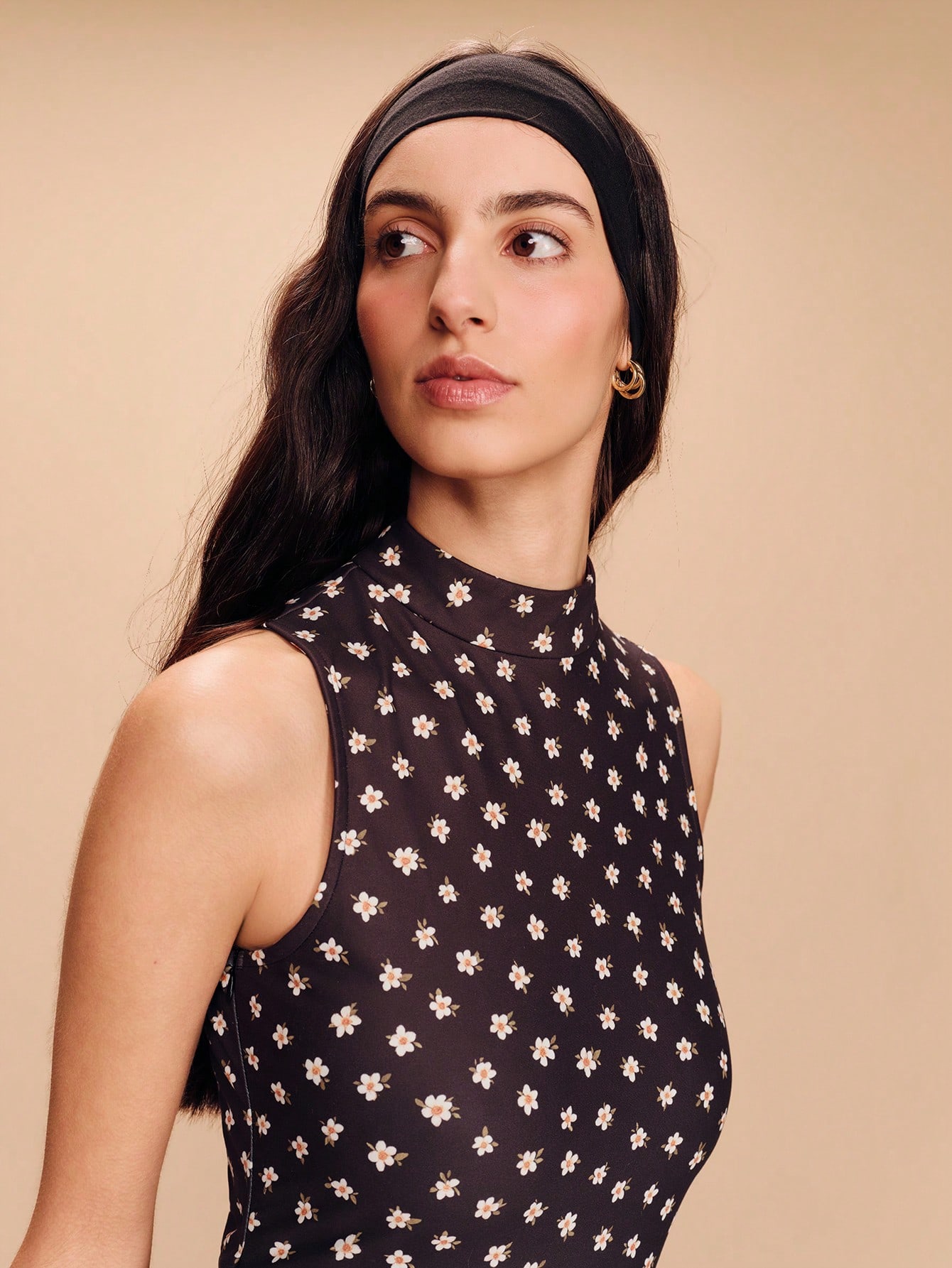 Robe longue noire sans manches avec col montant - Chic et intemporel