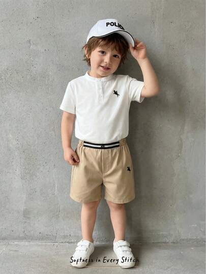 Cozy Pixies Set de 2 piezas con camisa polo de manga corta con cuello mao y estampado de caballos de dibujos animados, y pantalones de cintura elástica para niño pequeño, estilo británico adecuado para cumpleaños, bodas, paje
