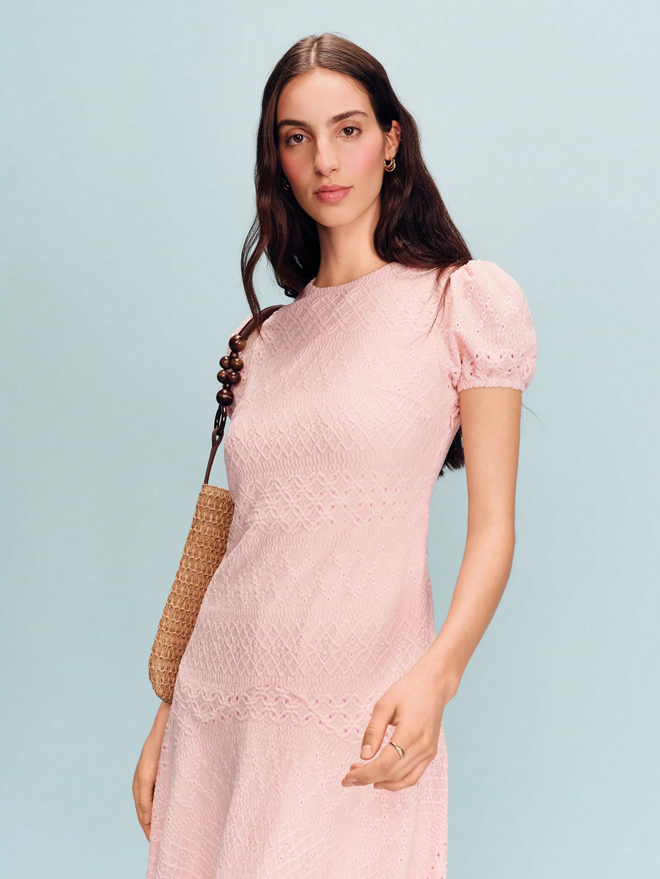 Vestido Midi Texturizado Ajustado Rosa com Mangas Bufantes Curtas e Saia Evasê