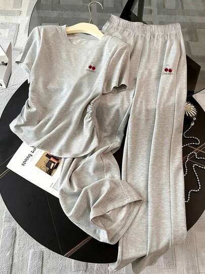 樱桃印花针织短袖上衣和裤子套装（2件套），休闲时尚，适合青少年，春夏穿着舒适。