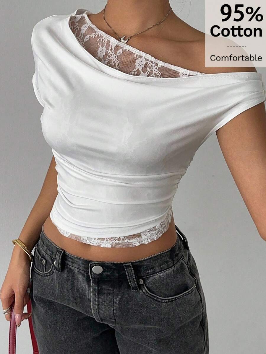Siren Gaze 女士95%纯棉白色不对称肩部蕾丝拼接短袖圆领T恤 – 夏季休闲、浪漫、约会、派对、度假、婚礼宾客、外出上衣、街头风、演唱会派对上衣、锐舞节服装、伊比沙岛度假装、波西米亚海滩装、晚间度假装、约会之夜 - 彩色 - 查看 1