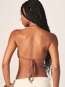 MISSGUIDED 女士闪亮金属色露背吊带短款背心，露背系带设计，适合夏季派对和节日穿着。 - 卡其色 - 查看 3