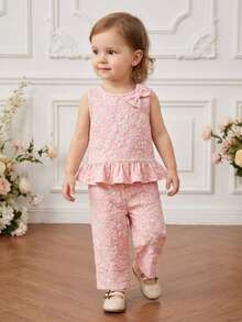SHEIN Playful Pals 女婴碎花荷叶边下摆无袖上衣和粉色裤子两件套，饰有粉色蝴蝶结，适合外出、日常穿着、居家休闲和派对穿着。 - 粉色 - 查看 4