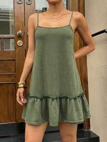 SHEIN EZwear 女士复古做旧针织吊带连衣裙，休闲夏季连衣裙，女士度假连衣裙，绿色吊带裙，橄榄绿连衣裙，荷叶边连衣裙，绿色夏季连衣裙，荷叶边下摆连衣裙，橄榄绿连衣裙，休闲短款连衣裙，女士连衣裙，女士夏季连衣裙，度假装，女士度假连衣裙，女士夏季套装，女士休闲连衣裙 - 軍綠色 - 查看 3