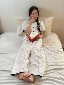 DAZY 少女花卉刺绣圆领花瓣袖纽扣上衣和裤子睡衣套装 - 米色 - 查看 7