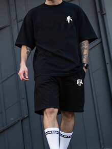 Manfinity Homme Bộ áo thun nam cỡ lớn màu đen cổ tròn tay ngắn, in chữ tối giản, phong cách thường ngày năng động và thể thao, thích hợp cho mùa hè. - màu đen - Xem 1