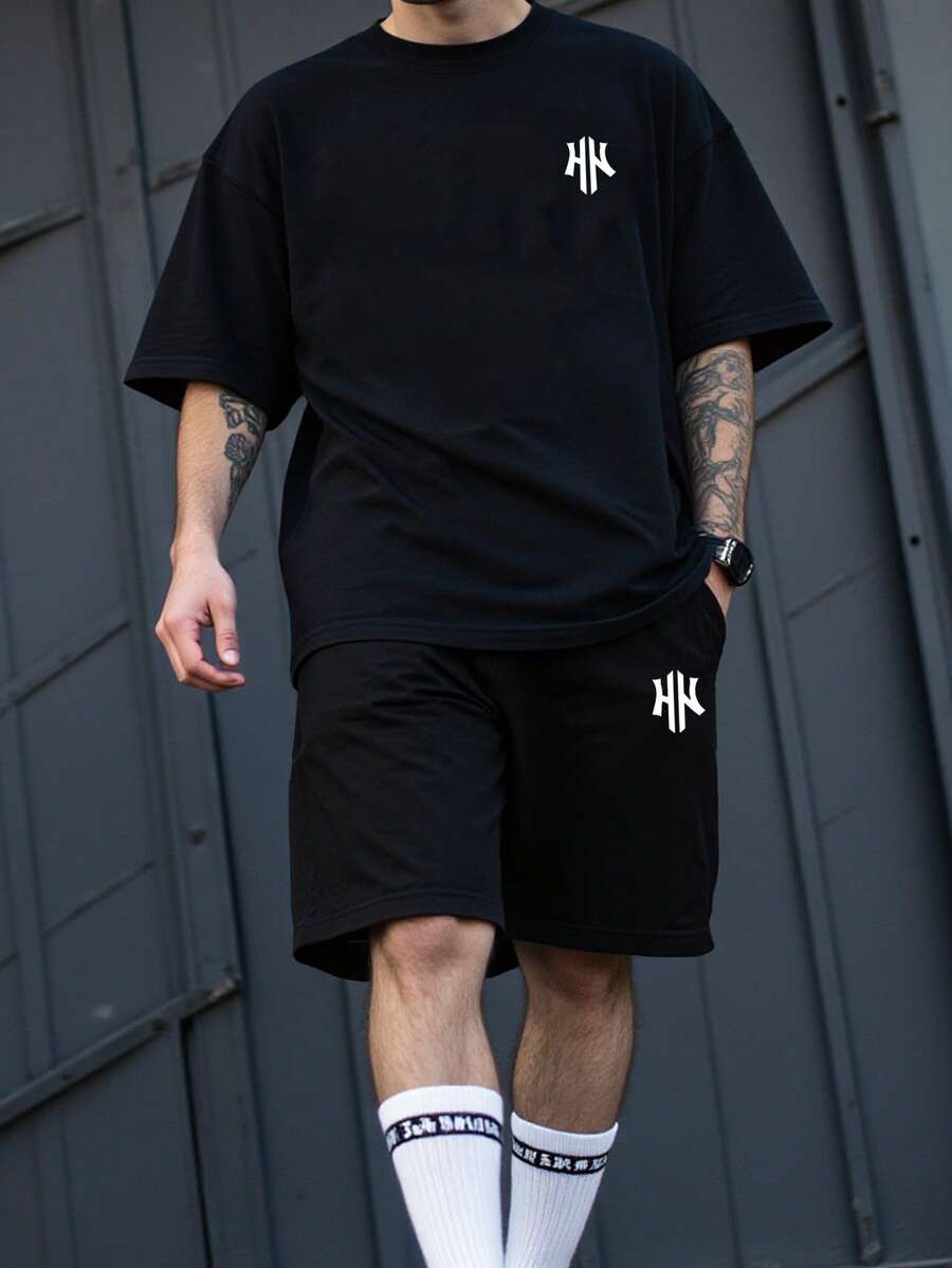 Manfinity Homme Bộ áo thun nam cỡ lớn màu đen cổ tròn tay ngắn, in chữ tối giản, phong cách thường ngày năng động và thể thao, thích hợp cho mùa hè. - màu đen - Xem 1