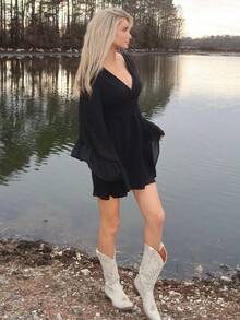 Sydney Algeri Vestido Curto Elegante de Manga Longa com Cintura Marcada e Decote em V Monocromático para Mulheres - Preto - Visão 5