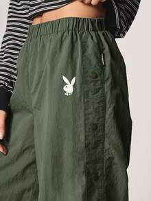 Missguided x Playboy Pantalones palazzo de pierna ancha con cintura alta, botones a presión y estampado de logo en color oliva para mujer - Verde militar - Ver 5