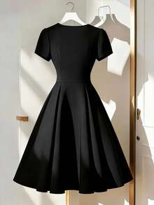 GlowEve CURVE 大码女式深V领收腰喇叭连衣裙，饰有金属装饰纽扣，优雅大方，适合日常通勤、约会、宴会等场合。 - 黑色 - 查看 2