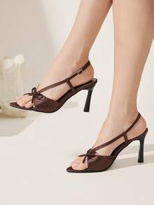 CUCCOO CHICEST Giày sandal cao gót nữ, kiểu dáng thời trang xuân/hè mới, chất liệu satin, nơ, quai ngang mắt cá chân, khóa cài, phong cách retro, thanh lịch, mũi nhọn, gót nhọn, thích hợp cho ngày Valentine. - màu nâu - Xem 2
