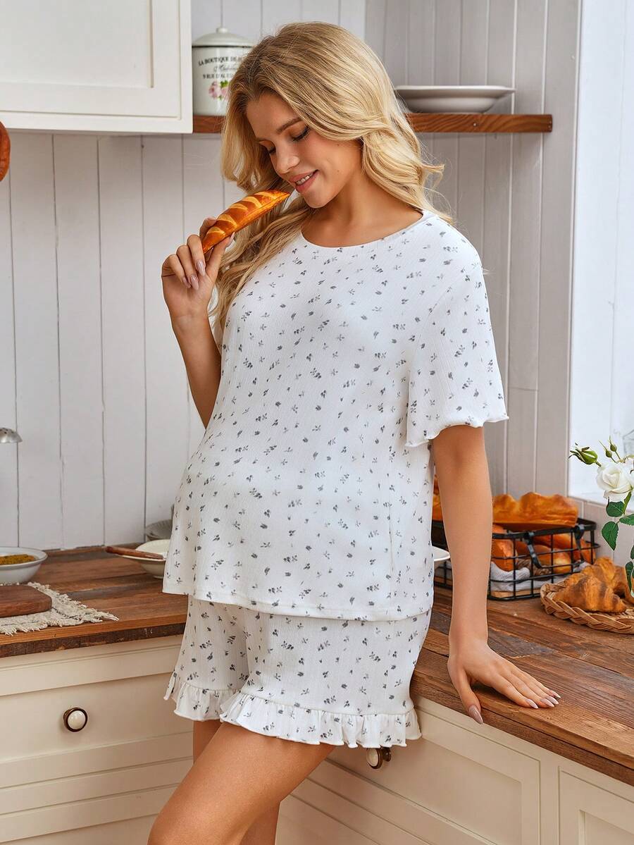 SHEIN Ensemble de maternité 2 pièces avec t-shirt à col rond à volants floraux + shorts à taille ajustable. Ensemble de détente d'été pour femmes, tenues d'été décontractées 2 pièces, ensemble de pyjama d'été 2 pièces pour femmes, ensemble coordonné d'été pour femmes - Blanc - Voir 1