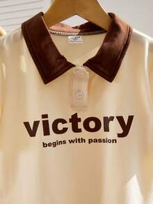 SHEIN 男童Polo衫套装（两件套）。撞色滚边Polo领增添层次感，做工精良，全新设计简约时尚，展现男孩个性魅力，适合日常休闲和上学穿着，满足4-7岁儿童夏季出游、度假、旅行、休闲、日光浴等各种场合的需求。 - 卡其色 - 查看 6