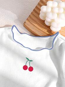 SHEIN Playful Pals 女婴两件套睡衣套装，白色樱桃图案荷叶边领上衣和格子裤，适合所有季节 - 白色 - 查看 3