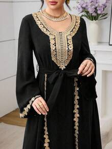 Al Najma Vestido casual, de fiesta y de viaje con cuello bordado, cintura anudada y plisado, estilo árabe para mujer - Negro - Ver 6