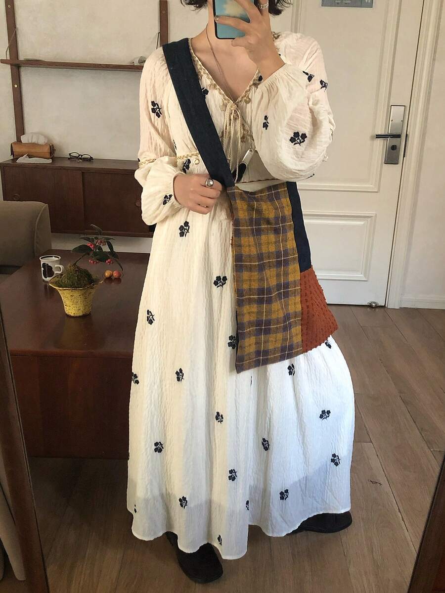 FRIFUL 女士V领刺绣宽松灯笼袖连衣裙，休闲度假风吊带裙 - 米色 - 查看 1