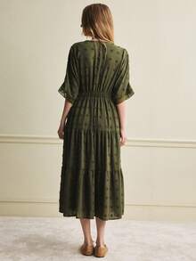 Écloséra Vestido casual de estilo vacacional con cuello en V, volantes, parches en la cintura y estampado floral en verde oliva que estiliza la figura - Verde - Ver 6