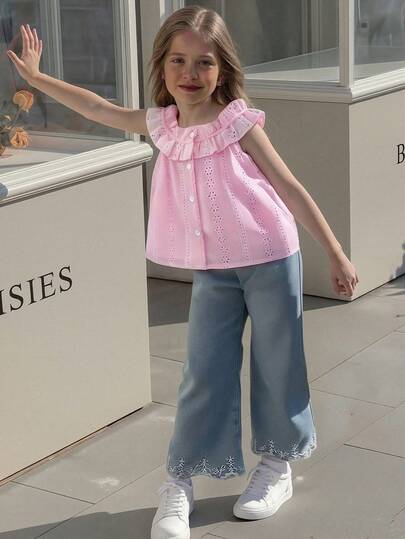 SHEIN Set de 2 piezas de Conjunto informal de moda para niñas con parte superior suelta de encaje bordado con cuello redondo y sin mangas + pantalones acampanados de mezclilla con bordado en el bajo, adecuado para vacaciones, viajes, uso diario, verano