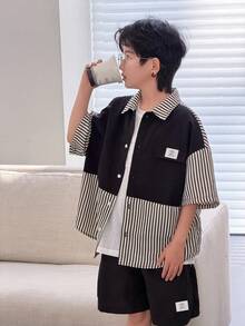 SHEIN Little Byeori 两件套男童舒适休闲宽松韩版条纹短袖衬衫短裤套装，适合春夏日常穿着、运动、上学、聚会、度假、拍照、返校季等场合。 - 黑色 - 查看 3