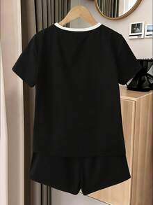 SHEIN Bộ đồ 2 mảnh phong cách đường phố đen trắng tương phản dành cho bé gái tuổi teen: áo crop top và quần short. - Đen và trắng - Xem 2