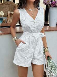 Pariaura 女士休闲优雅绿色条纹V领无袖连体裤，配金属纽扣、系带和刺绣，适合日常穿着/度假/约会/办公/教师等场合。女士短款连体裤，白色镂空连体裤，休闲连体裤，白色连体裤，白色连体裤和连身裤，女士短款连体裤，沙滩连体裤，春季连体裤，连身裤，白色刺绣连体裤，女士夏季服装，女士连体裤，夏季女士连体裤，女士度假连体裤。 - 白色 - 查看 3