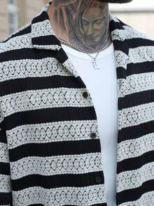 Manfinity RSRT 男士条纹针织拼接抓绒质感休闲衬衫 男士钩针套装 男士针织纽扣衬衫 - 黑與白 - 查看 4