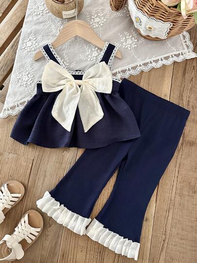 SHEIN 女婴吊带蝴蝶结装饰条纹上衣和喇叭裤两件套。吊带上衣饰有3D蝴蝶结，竖条纹设计凸显身材，让女婴无论日常穿着还是参加派对，都能化身小公主。