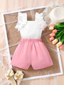 Bộ đồ hai mảnh kiểu dáng ngọt ngào và tinh nghịch gồm áo vest không tay xếp ly và áo thun dệt kim kẻ sọc ở nách, kết hợp với quần short cạp chun màu hồng, bộ quần áo trẻ em với những bông hoa trắng ba chiều tinh tế, dễ thương và thời trang, phù hợp cho sinh hoạt hàng ngày vào mùa hè. - Hồng - Xem 2