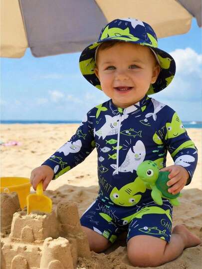 SHEIN Playful Pals 男童泳衣，可爱卡通恐龙印花长袖连体泳衣，配遮阳帽，适合夏季度假、海滩、冲浪、水上乐园等场合。