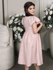 SHEIN 1 chiếc đầm dệt jacquard thanh lịch cho bé gái, cổ áo đính ngọc trai, tay phồng, thắt lưng hoa đính ngọc trai, màu hồng, thích hợp mặc hàng ngày, dự tiệc, dạ hội. - Hồng - Xem 2