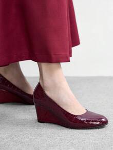 CUCCOO BIZCHIC Burgundy Crocodile Pattern Patent Leather Wedge Pumps, Retro, Fashionable And Versatile Commuting Style - Burgundy alligator pattern - View 5