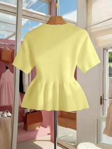 SHEIN Franclia Áo thun nữ tay ngắn cổ tròn, màu trơn, cài một hàng cúc, kiểu dáng thường ngày, chất liệu dệt kim. - Màu vàng - Xem 2