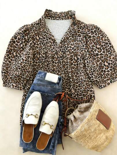 Voyazaga 2026年新款大码女装春夏复古豹纹时尚休闲百搭浅棕色底色V领泡泡袖衬衫，适合春夏穿搭