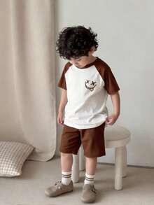 SHEIN Genkimix Kids 2件套幼儿男童宽松休闲白色拼接卡其色短袖T恤和短裤套装 - 卡其色 - 查看 1