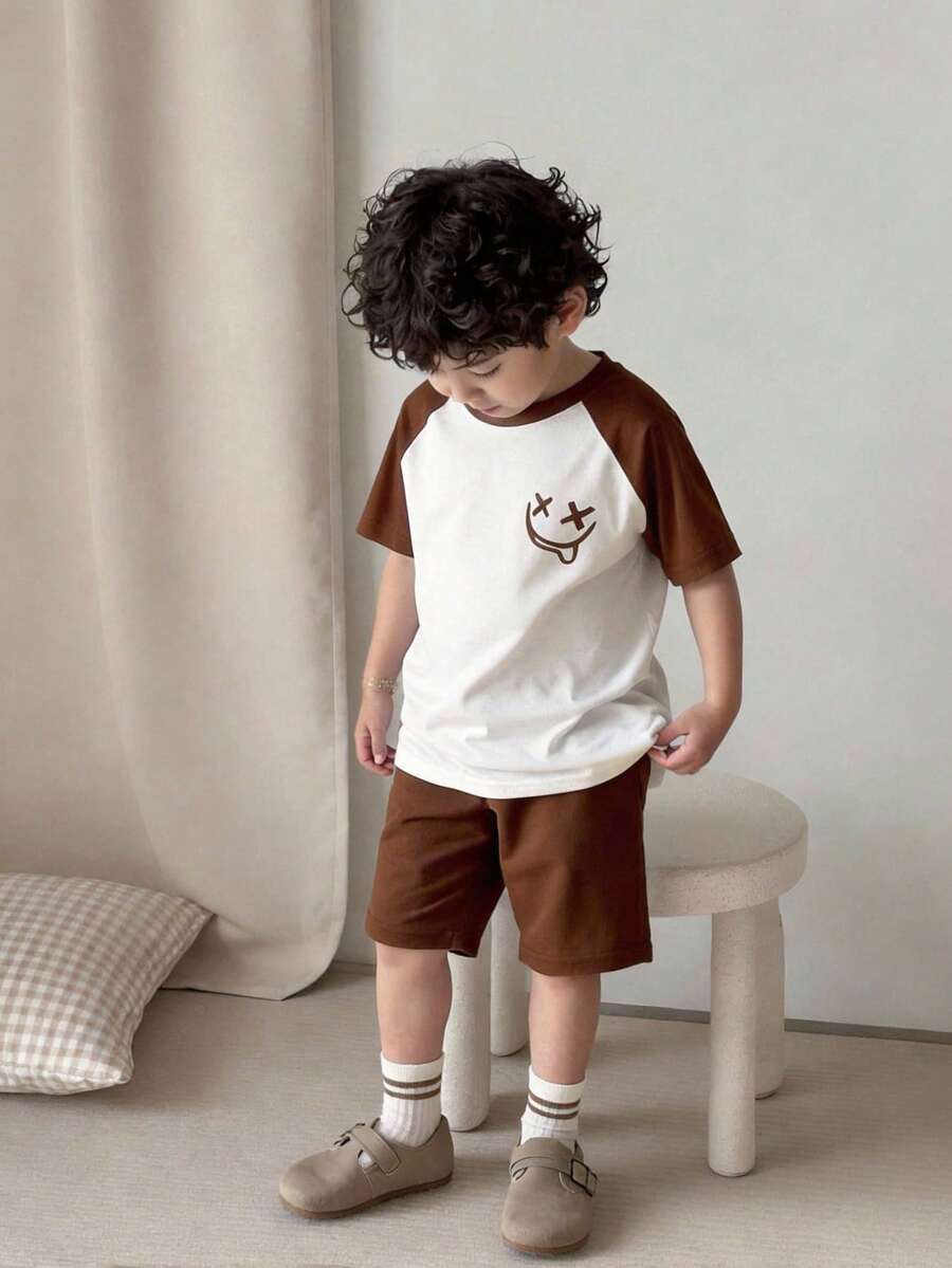 SHEIN Genkimix Kids 2件套幼儿男童宽松休闲白色拼接卡其色短袖T恤和短裤套装 - 卡其色 - 查看 1