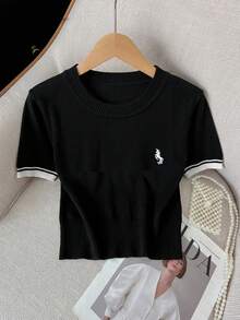 Everyssa Bộ đồ 2 món gồm áo crop top tay ngắn thêu họa tiết kẻ sọc tương phản và chân váy mini xếp ly cạp cao dành cho nữ. - Nhiều màu - Xem 5