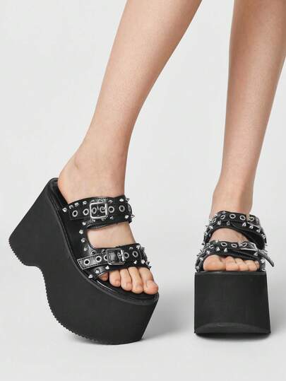 ROMWE Grunge Punk Women's Casual And Stylish Wedge Platform Sandals, Gothic Punk Style, Thick Platform With Metal Studs And Spikes, Double Buckle Strap, Elastic Heel, Slip-On Design, Comfortable For Nightclubs, Holidays, Parties, Commuting, And Gatherings.
